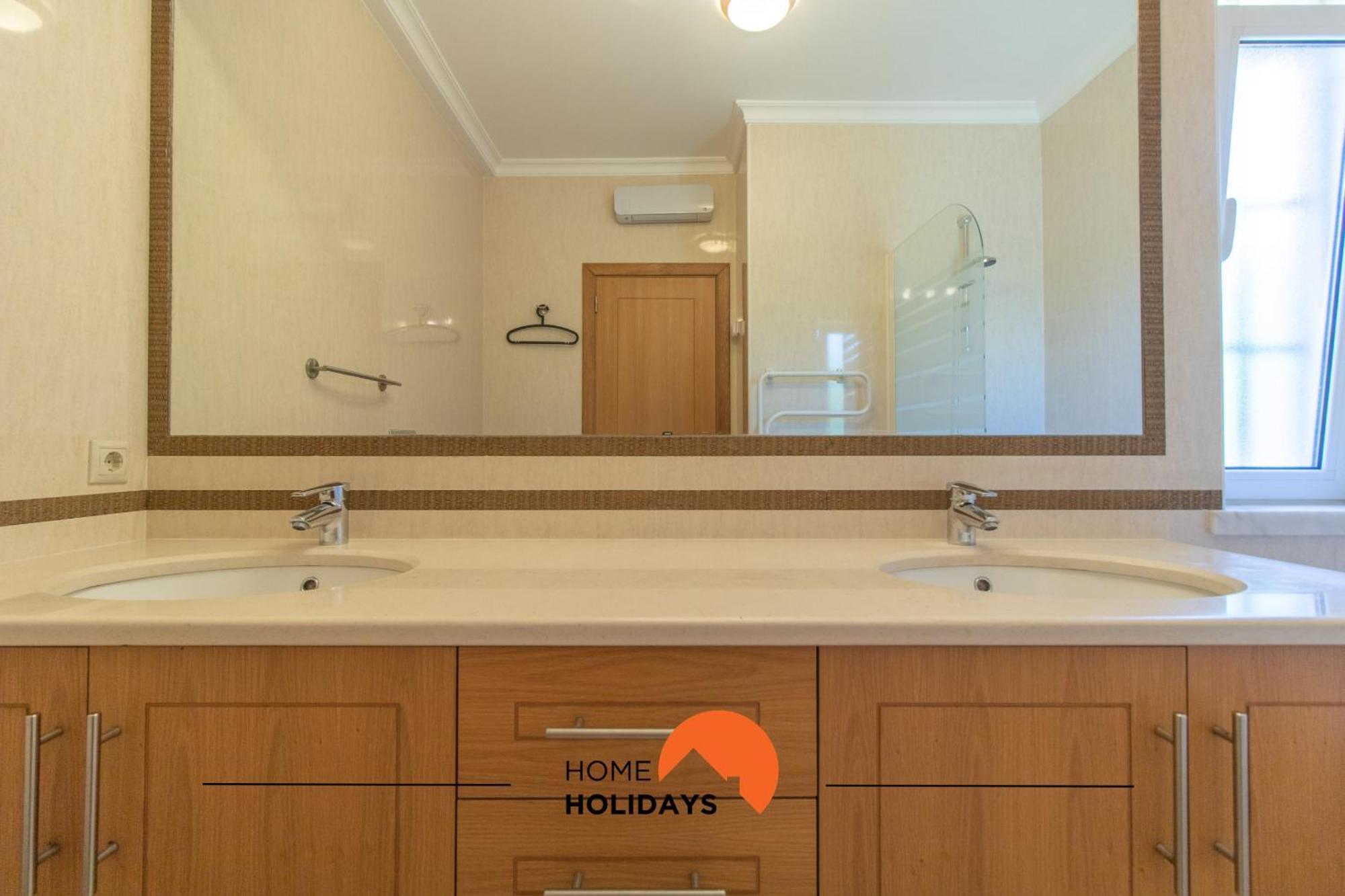 Holiday home #297 Moderna V3 Com Piscina By Holidays *