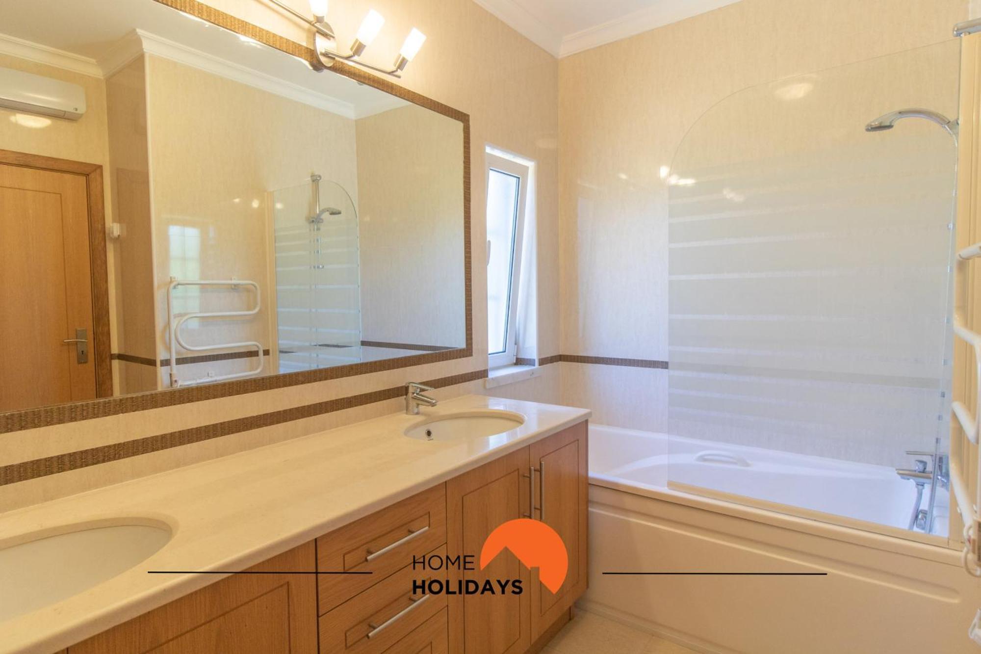 Holiday home #297 Moderna V3 Com Piscina By Holidays *